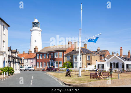 Southwold Leuchtturm und Häuser, mit Leuten auf einer Bank, St. James Grün, East Cliff, Southwold, Suffolk, England, Vereinigtes Königreich, Europa Stockfoto