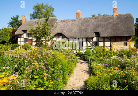 Anne Hathaway's Cottage, ein strohgedecktes Cottage und Cottage Garden, Shottery, in der Nähe von Stratford-upon-Avon, Warwickshire, England, Vereinigtes Königreich, Europa Stockfoto