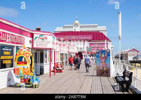 Britannia Pier und Meer Theater mit Shows, Bars, Spielhallen und Fahrten, Great Yarmouth, Norfolk, England, Vereinigtes Königreich, Europa Stockfoto