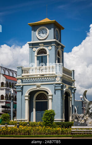 Der Turm mit Uhr an der Oberseite in der schönen Altstadt Stockfoto