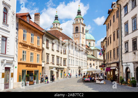 Menschen zu Fuß in Richtung Römisch-katholische Kathedrale Kathedrale (Ljubljana) auf der Cyril Methodius Square, Altstadt, Ljubljana, Slowenien, Europa Stockfoto