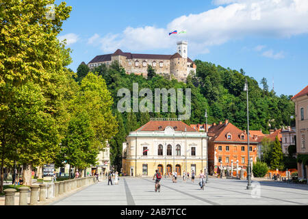 Die Burg von Ljubljana mit slowenischer Flagge hinter der Slowenischen Philharmonie Gebäude, Congress Square, Ljubljana, Slowenien Europa Stockfoto