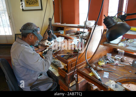 Gemologist an ein Juwel Käufer shop arbeiten, Ilakaka sapphire Minen, Barbados, ihorombe Region, Südliche Madagaskar, Afrika Stockfoto