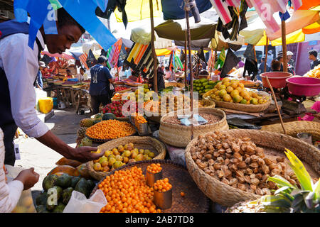 Lebensmittelmarkt in der Nähe von Gare Soarano Bahnhof, Antananarivo, Madagaskar, Afrika Stockfoto