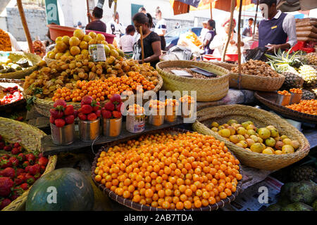 Lebensmittelmarkt in der Nähe von Gare Soarano Bahnhof, Antananarivo, Madagaskar, Afrika Stockfoto