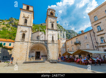 Blick auf St. Tryphon Kathedrale, Altstadt, UNESCO-Weltkulturerbe, Kotor, Montenegro, Europa Stockfoto