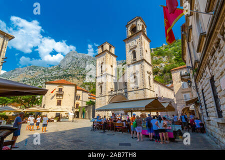 Blick auf St. Tryphon Kathedrale, Altstadt, UNESCO-Weltkulturerbe, Kotor, Montenegro, Europa Stockfoto