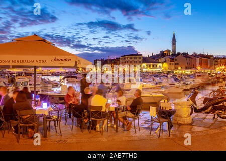 Blick auf den Hafen und die Altstadt mit der Kathedrale der Heiligen Euphemia in der Dämmerung, Rovinj, Istrien, Kroatien, Adria, Europa Stockfoto