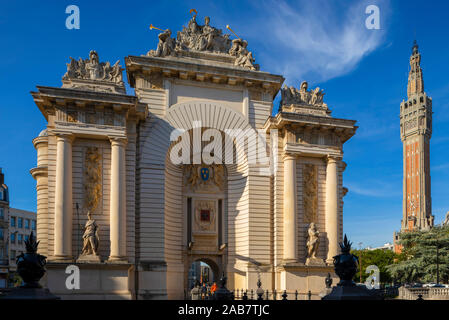 Das Porte de Paris mit dem Glockenturm der Stadt Halle, Lille, Nord, Frankreich, Europa Stockfoto