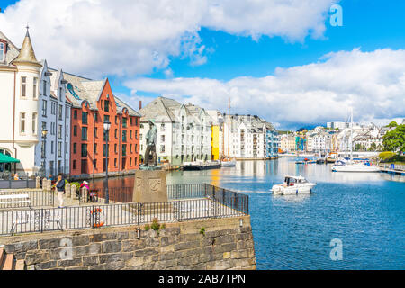 Fiskergutten (Fisher Boy) Statue auf Brosundet Kanal Waterfront, Alesund, Mehr og Romsdal County, Norwegen, Skandinavien, Europa Stockfoto