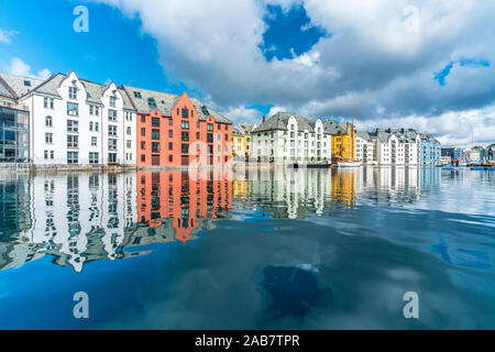 Art Nouveau Stil Häuser gespiegelt in Brosundet Kanal, Alesund, Mehr og Romsdal County, Norwegen, Skandinavien, Europa Stockfoto