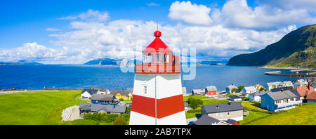 Antenne Panoramablick von drohne von hoher Abschnitt der Leuchtturm Alnes, Godoya Insel, Alesund, Mehr og Romsdal County, Norwegen, Skandinavien, Europa Stockfoto