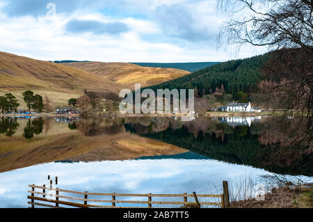 Herrliche Aussicht auf St Mary's Loch, Schottland, schöne Reflexionen, guter Aussichtspunkt, kreative und interessante Komposition fördern den Tourismus zu gutem Licht Stockfoto