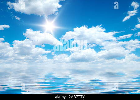 Blauer Himmel mit weißen Wolken, der sich im Wasser spiegelt Stockfoto