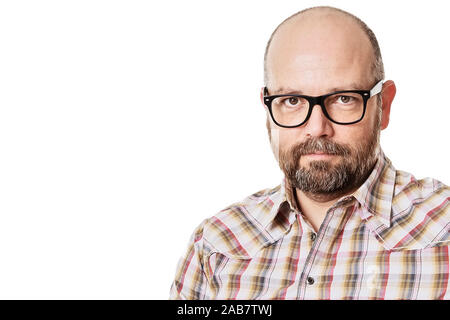 Ein Mann mit Brille und Bart vor weissem Hintergrund Stockfoto