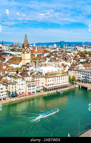 Erhöhte Sicht auf Limmat und St. Peter Kirche von hohen Türmen der Kathedrale Grossmünster, Zürich, Schweiz, Europa Stockfoto