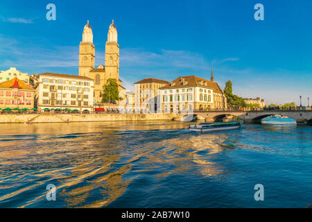 Fähre entlang der Limmat neben Munsterbrucke Brücke mit Grossmünster im Hintergrund, Zürich, Schweiz, Europa Stockfoto