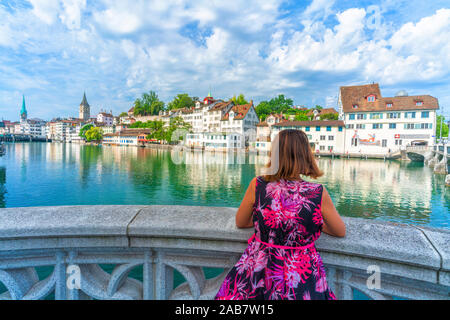 Ansicht der Rückseite Frau lehnte sich auf Terrasse über Limmat bewundern Sie die alten Gebäude der Lindenhof, Zürich, Schweiz, Europa Stockfoto