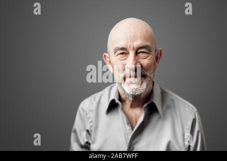 Ein sympathischer aelterer Herr mit Bart Stockfoto