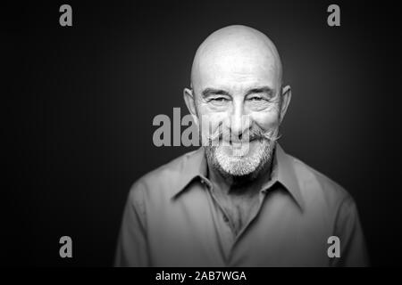 Ein sympathischer aelterer Herr mit Bart Stockfoto