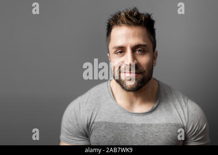 Ein sympathischer junger Mann mit Bart Stockfoto