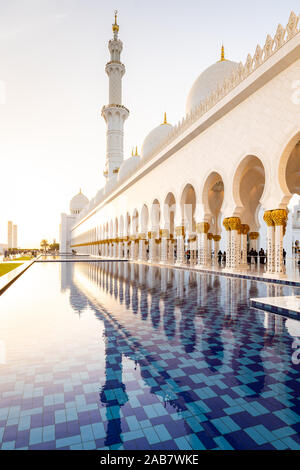 Reflexionen in den Pools in Abu Dhabi das herrliche Grand Mosque, Abu Dhabi, Vereinigte Arabische Emirate, Naher Osten Stockfoto