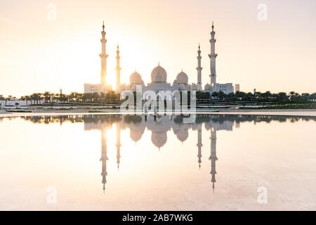 Abu Dhabi das herrliche große Moschee gesehen in einem reflektierenden Pool, Abu Dhabi, Vereinigte Arabische Emirate, Naher Osten Stockfoto