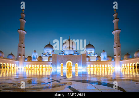 Abu Dhabi das herrliche große Moschee leuchtet während des Abends blaue Stunde, Abu Dhabi, Vereinigte Arabische Emirate, Naher Osten Stockfoto