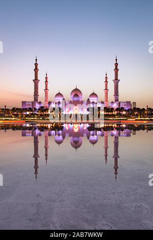 Abu Dhabi das herrliche große Moschee gesehen in einem reflektierenden Pool, Abu Dhabi, Vereinigte Arabische Emirate, Naher Osten Stockfoto