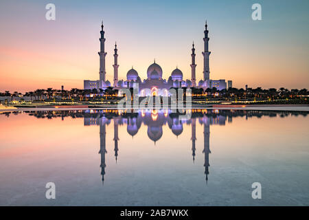 Abu Dhabi das herrliche große Moschee gesehen in einem reflektierenden Pool, Abu Dhabi, Vereinigte Arabische Emirate, Naher Osten Stockfoto