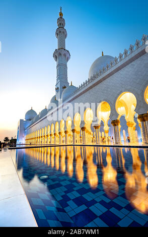 Abu Dhabi das herrliche große Moschee leuchtet während des Abends blaue Stunde, Abu Dhabi, Vereinigte Arabische Emirate, Naher Osten Stockfoto