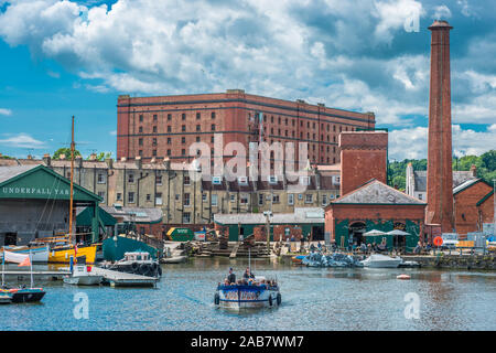 Schwimmenden Hafen an Underfall Yard mit viktorianischen Pumpenraum und einem alten Tabak Lager an den hinteren, Bristol, Avon, England, Vereinigtes Königreich, Europa Stockfoto