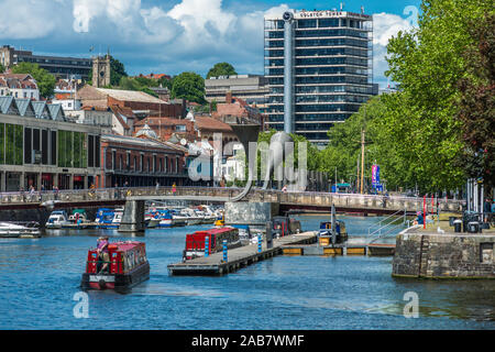 Die Skyline der Stadt mit Canal Boote an der Pero Brücke über den Schwimmenden Hafen, Harbourside, Bristol, England, Vereinigtes Königreich, Europa Stockfoto