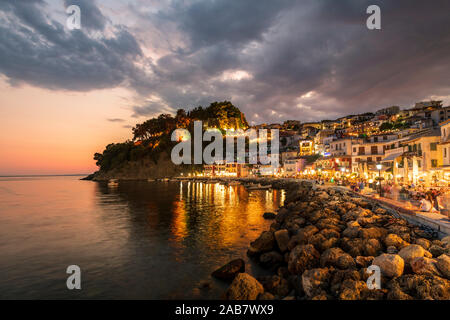 Abendlicher Blick von Parga Schloss und Resort, Preveza, Griechenland, Europa Stockfoto