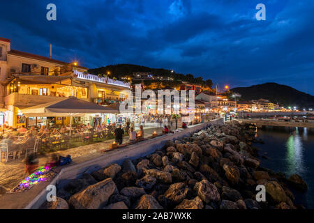 Stadt Parga und den Hafen bei Nacht, Parga, Preveza, Griechenland, Europa Stockfoto