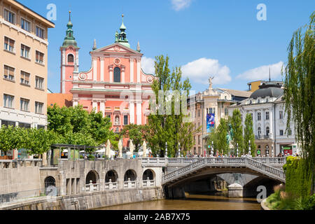 Die rosa Franziskaner Kirche der Verkündigung und der dreifache Brücke über Fluss Ljubljanica, Ljubljana, Slowenien, Europa Stockfoto