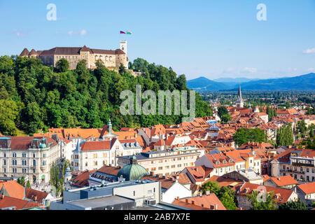 Ljubljana Skyline mit Blick auf die Stadt und die Burg von Ljubljana Komplex auf Castle Hill, Ljubljana, Slowenien, Europa Stockfoto