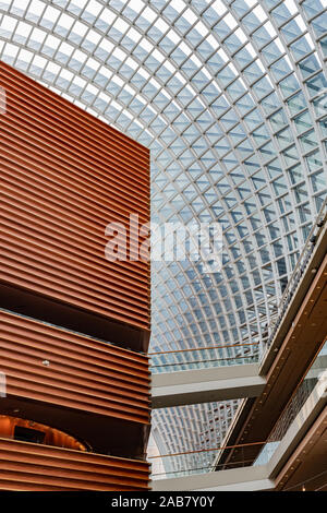 Markante gewölbte Decke des Kimmel Center erhebt sich über der Verizon Hall und seine Antenne Gehwege Stockfoto