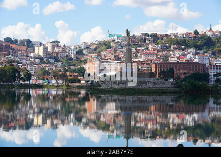 Die Stadt Antananarivo, Lac Anosy und das Monument de l'Ange Noir, Antananarivo, Madagaskar, Afrika Stockfoto