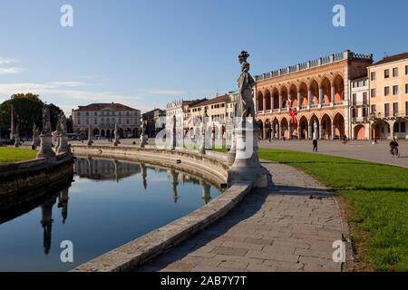 Prato della Valle, ein 90000 Quadratmeter elliptische Platz in Padua, dem größten Platz in Italien, Padua, Venetien, Italien, Europa Stockfoto