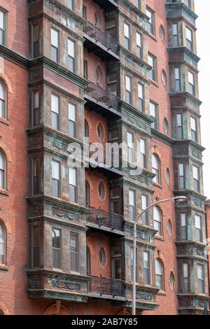 1897 erbaut, die Newport, in der Spruce Street, Philadelphia war einer der frühesten Hochhäuser, mit Kupfer verkleidete Bucht - Windows, oder Erker. Stockfoto