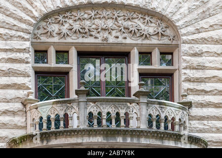 Ein Balkon und die Fenster von den Strahlen der Sonne in Stein gemeißelt eingerahmt. In diesem prunkvollen viktorianischen Ära Frank Furness, die Startseite ist nun eine zahnmedizinische Praxis. Stockfoto