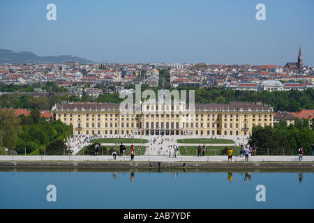 Panorama des Schloss Schönbrunn von der Gloriette, Weltkulturerbe der UNESCO, mit Wien im Hintergrund, Wien, Österreich, Europa Stockfoto