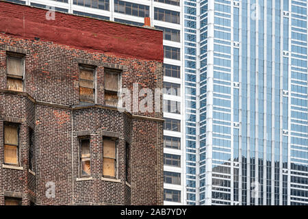 Bis 1997 verwendet, der Warwick Apartment Haus im Jahr 1901 war mit mittelalterlichem Flair von Architekt Chester H. Kirk Künstler anzuziehen, Designer stude Stockfoto