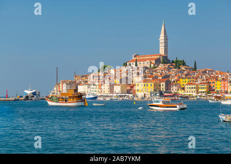Blick auf den Hafen und die Altstadt mit der Kathedrale von St. Euphemia, Rovinj, Istrien, Kroatien, Adria, Europa Stockfoto