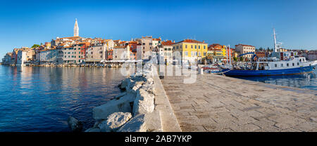 Blick auf den Hafen und die Altstadt mit der Kathedrale von St. Euphemia, Rovinj, Istrien, Kroatien, Adria, Europa Stockfoto