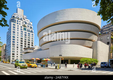 Guggenheim Museum für Moderne und Zeitgenössische Kunst von dem Architekten Frank Lloyd Wright auf der Fifth Avenue in New York City, New York, Nordamerika Stockfoto