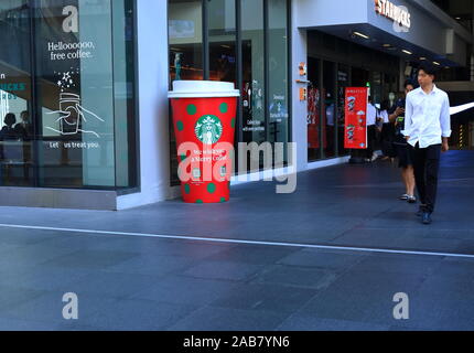 Bangkok, Thailand - 26 November, 2019: Closeup Worten wünschen wir Ihnen ein Frohes Kaffee auf Big Cup Modell von Starbucks vor dem Laden am Siam Platz platziert Stockfoto