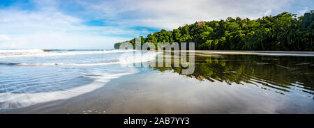 Playa Arco Strand und primären Regenwald, Uvita, Marino Ballena Nationalpark, Puntarenas Provinz, Pazifikküste von Costa Rica, Mittelamerika Stockfoto