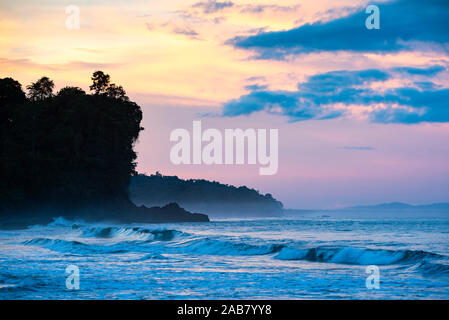 Sonnenaufgang am Strand Playa Arco, Uvita, Marino Ballena Nationalpark, Puntarenas Provinz, Pazifikküste von Costa Rica, Mittelamerika Stockfoto